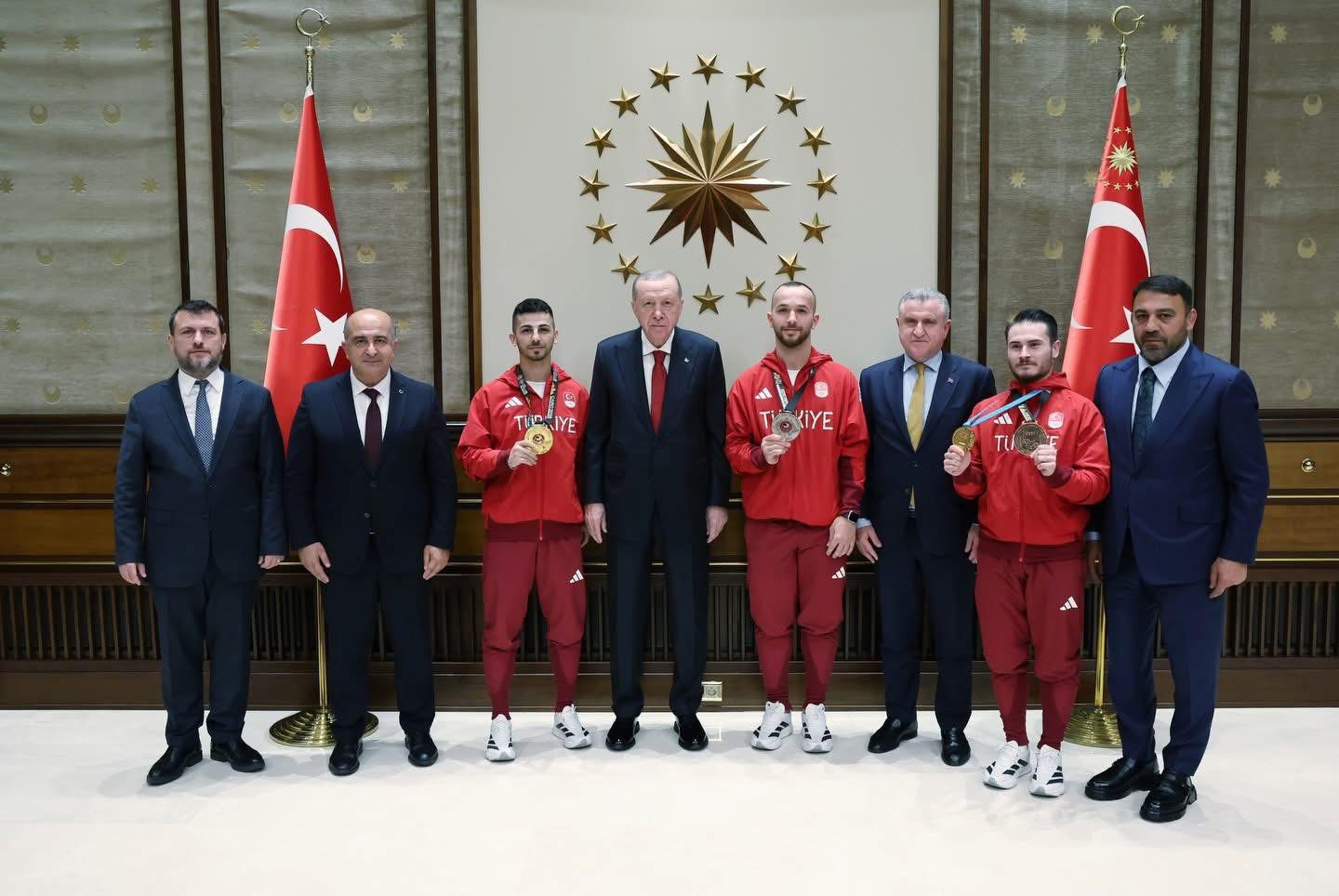 Cumhurbaşkanımız Sayın Recep Tayip Erdoğan, Ülkemizi Gururlandıran Sporcularımızla Bir Araya Geldi