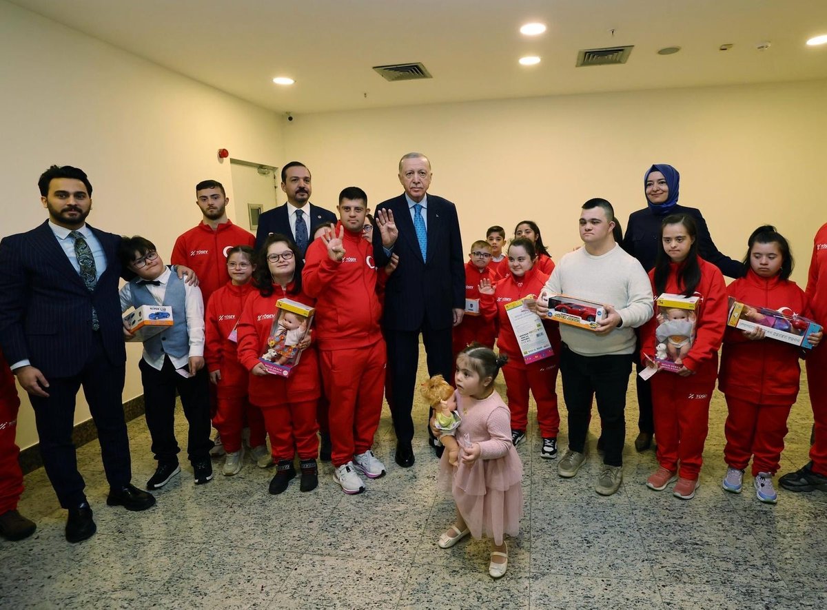 Cumhurbaşkanımız Sayın Recep Tayyip Erdoğan, Down Sendromlu Sporcularımızla Bir Araya Geldi